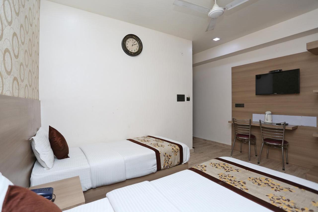 Capital O 5663 Gs Inn Chinhat Exterior foto